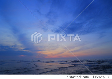 美麗的海灘日出 美麗的海灘日出 135429297