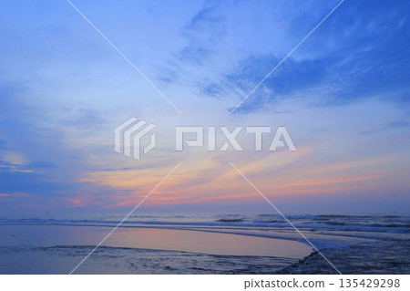 美麗的海灘日出 美麗的海灘日出 135429298