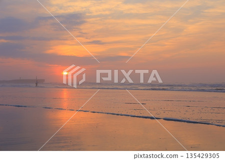 美麗的海灘日出 美麗的海灘日出 135429305
