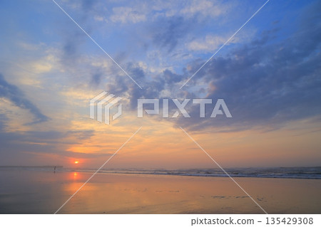 美麗的海灘日出 美麗的海灘日出 135429308