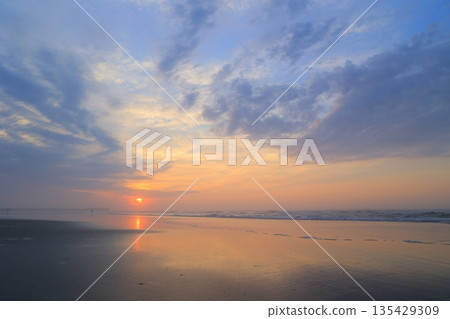 美麗的海灘日出 美麗的海灘日出 135429309