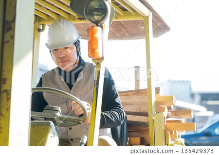 操作鏟車的工作者 135429373