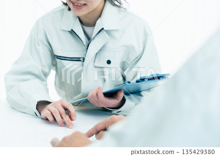 看到圖紙的現場主管的手 135429380