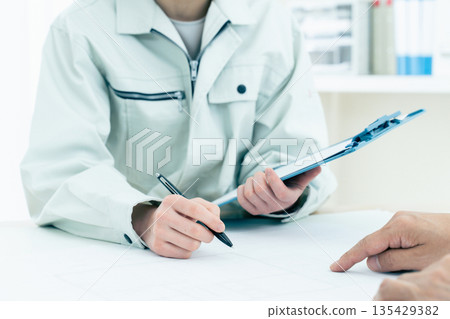 看到圖紙的現場主管的手 135429382