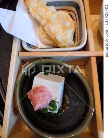 日本各式餐具、日本料理、日本菜、醃菜、餐盤 135429401