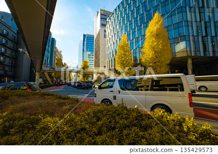 明治通街道兩旁是金黃色的銀杏樹，車水馬龍。 [秋景] 135429573