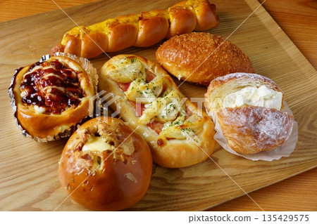 Side dish bread, sweet bread 135429575