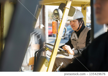 操作鏟車的工作者 135429676