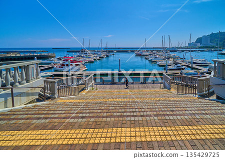 從靜岡縣熱海市熱海港遊艇碼頭的空中甲板向東眺望 135429725