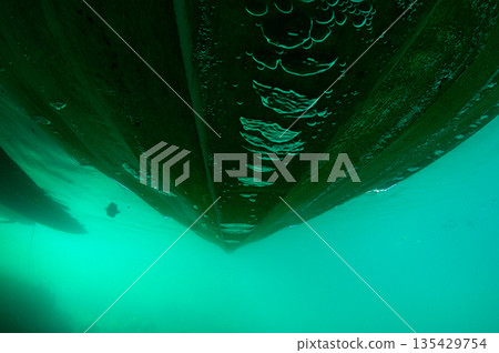 從水下看到的船底景色－潛水風光 135429754
