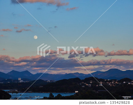 Evening scenery of the sea and mountains in the tourist resort of Shirahama in Wakayama Prefecture Evening scenery of the sea and mountains in the tourist resort of Shirahama in Wakayama Prefecture 135429828