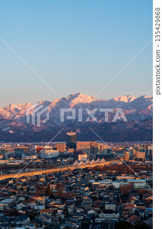 傍晚時分，從富山市吳葉山公園的觀景台上可以欣賞到富山市景和立山山脈的景色。 135429868