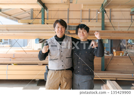 在建築業工作的男性 在建築業工作的男性 135429900