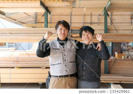 在建築業工作的男性 135429901