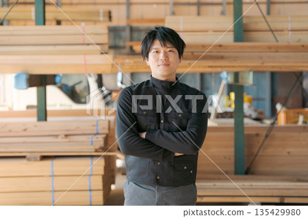 在建築行業工作的年輕人 135429980