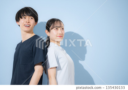 Young men and women with refreshing nurse images on a light blue background, looking up to the future for new graduate recruitment and job change recruitment 135430133