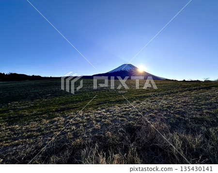 地球、富士山和晨曦 135430141