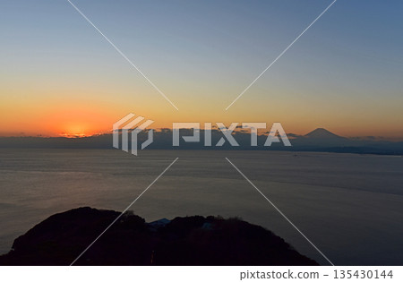 江之島日落和富士山 135430144