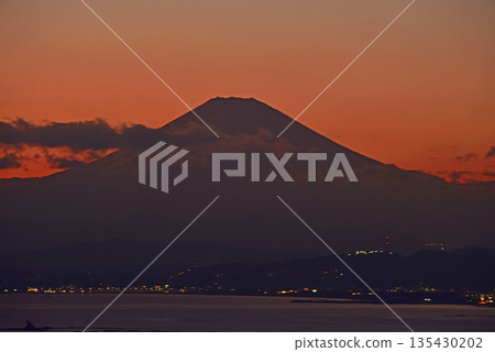 江之島日落和富士山 135430202