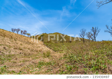 Scenery of the southern foot of Mt. Fukiniri in early summer 1 Akiota Town, Yamagata County, Hiroshima Prefecture Scenery of the southern foot of Mt. Fukiniri in early summer 1 Akiota Town, Yamagata County, Hiroshima Prefecture 135430497