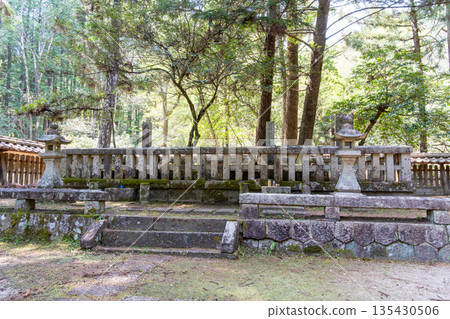 初夏時節，廣島縣山形郡北廣島町吉川元春和元永墓前 135430506