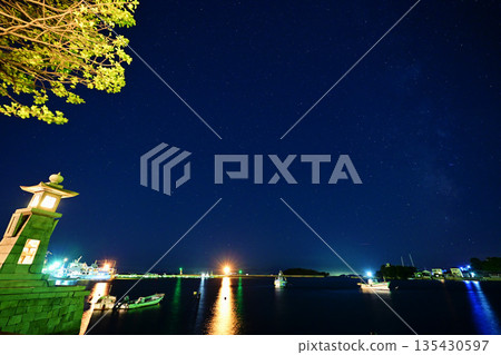 鞆之浦的夜燈在星空下閃耀 鞆之浦的夜燈在星空下閃耀 135430597