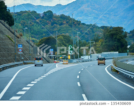 Scenery of the entrance to a service area on a highway in Wakayama Prefecture Scenery of the entrance to a service area on a highway in Wakayama Prefecture 135430609