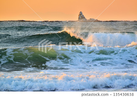 寒冬臘月的湘南：茅崎海岸的黎明，強風吹拂：烏頭岩 135430638