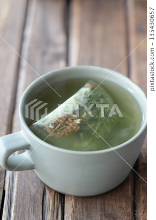 一杯用普通茶包泡製的抹茶味糙米茶。 135430657
