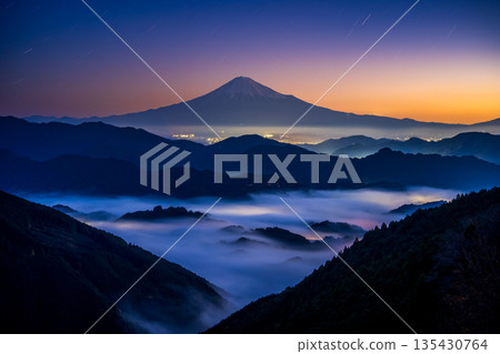 黃昏時分,從清水區吉原眺望雲海與富士山。 黃昏時分,從清水區吉原眺望雲海與富士山。 135430764