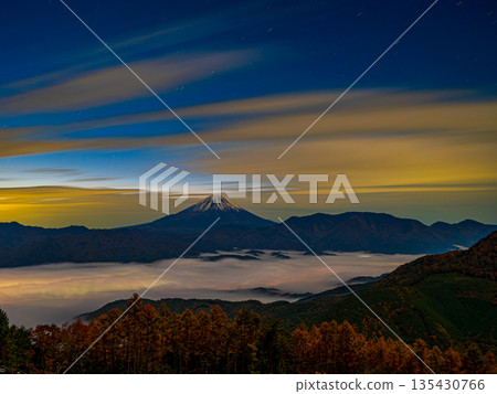 從櫛山森林公路望去，暮色籠罩著天空，雲海翻騰，富士山巍峨聳立。 135430766
