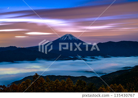 A view of the twilight morning sky, sea of clouds, and Mount Fuji from the Kushigatakeyama forest road A view of the twilight morning sky, sea of clouds, and Mount Fuji from the Kushigatakeyama forest road 135430767