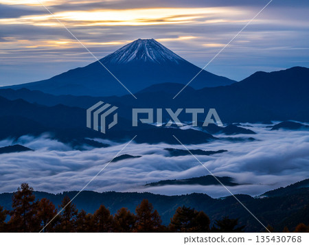 黎明前，從串竹山森林小徑望去，可以看到雲海和富士山。 135430768