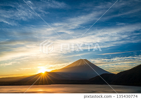 從Motosu湖的日出和富士山 從Motosu湖的日出和富士山 135430774