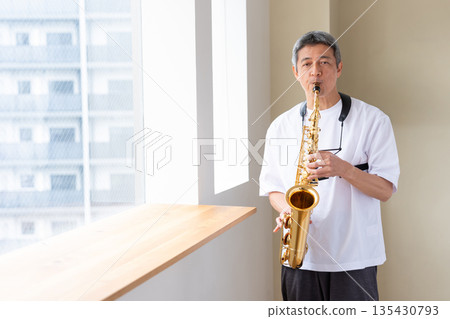 Senior man playing the saxophone 135430793