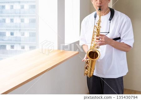 演奏樂器的老年男子 135430794