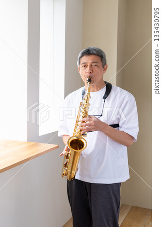 演奏樂器的老年男子 135430795