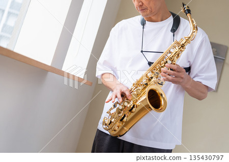 演奏樂器的老年男子 135430797
