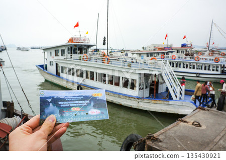 前往下龍灣(世界遺產)的船票和船票 前往下龍灣(世界遺產)的船票和船票 135430921