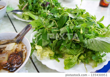東南亞常見的一種撒有大量香菜的沙拉。 135430951
