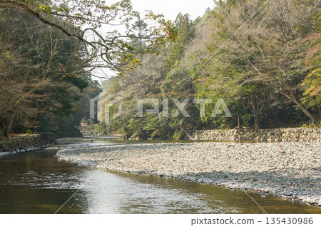 伊勢神宮附近,河流蜿蜒流淌,四周綠樹環繞,景色優美。 伊勢神宮附近,河流蜿蜒流淌,四周綠樹環繞,景色優美。 135430986