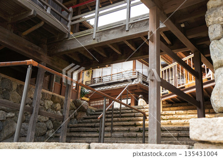 The complex intersection of many pillars in a wooden building 135431004