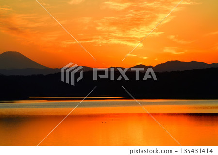 夕陽下的富士山，從狹山湖岸邊眺望 135431414