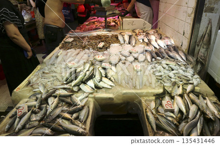 魚在香港島北角的一個市場上出售。日本有很多魚不熟悉 135431446
