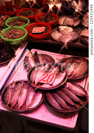 魚在香港島北角的一個市場上出售。日本有很多魚不熟悉 魚在香港島北角的一個市場上出售。日本有很多魚不熟悉 135431449