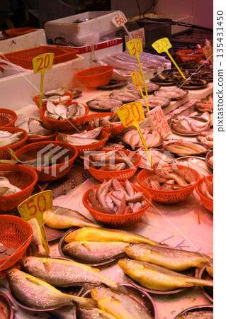魚在香港島北角的一個市場上出售。日本有很多魚不熟悉 135431450