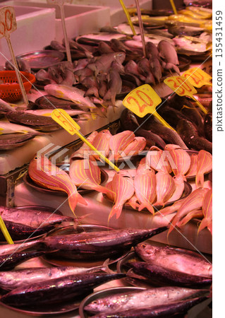 魚在香港島北角的一個市場上出售。日本有很多魚不熟悉 魚在香港島北角的一個市場上出售。日本有很多魚不熟悉 135431459