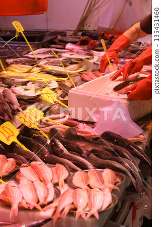 魚在香港島北角的一個市場上出售。日本有很多魚不熟悉 魚在香港島北角的一個市場上出售。日本有很多魚不熟悉 135431460