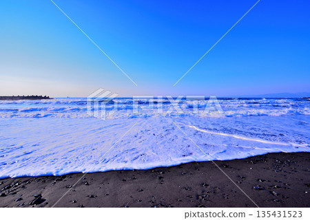 寒冬臘月的湘南：強風吹拂茅崎海岸，激起白色浪花 135431523