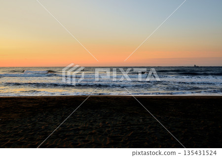 Shonan in the middle of winter: White waves on Chigasaki Coast in strong winds Shonan in the middle of winter: White waves on Chigasaki Coast in strong winds 135431524